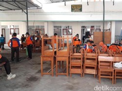 Puluhan Relawan Ngebut Siapkan Kelas Relokasi Siswa SDN Gentong