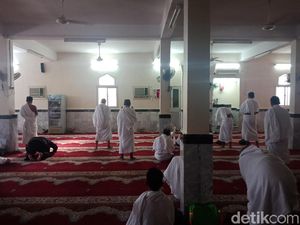 Jemaah Umrah Marbut dan Majelis Taklim DKI Mikat di Masjid Hudaibiyah
