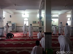 Jemaah Umrah Marbut dan Majelis Taklim DKI Mikat di Masjid Hudaibiyah