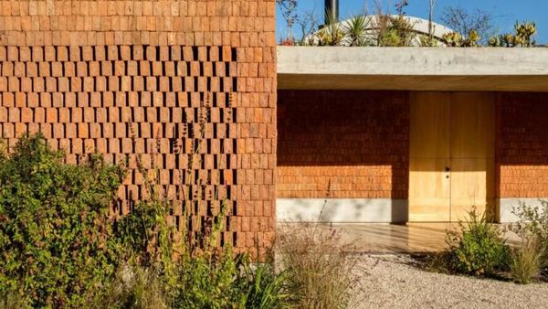 Menakjubkan! Rumah Ini Dibangun Pakai Batu Bata Cacat