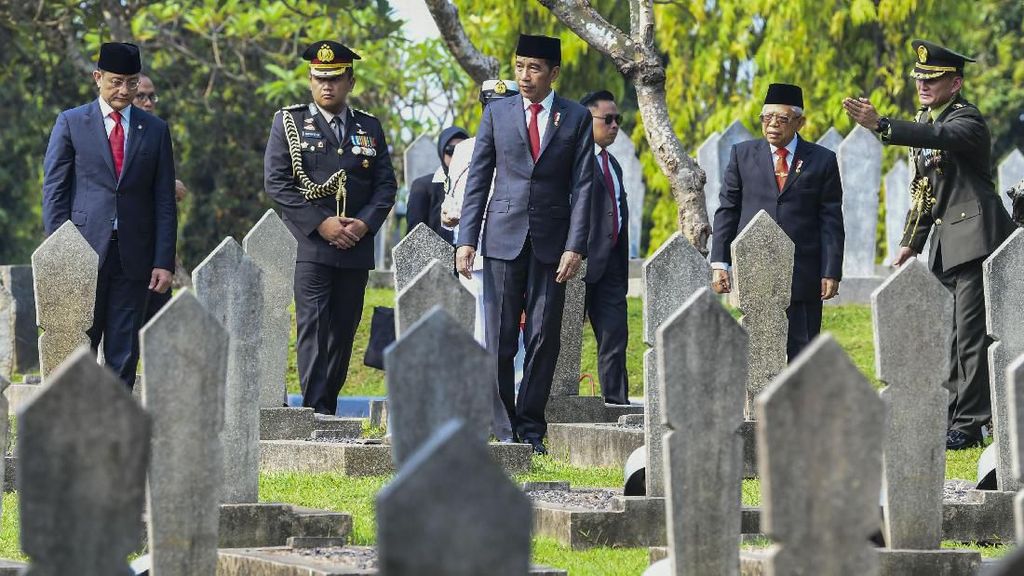 Jokowi di Antara Pusara Para Pahlawan