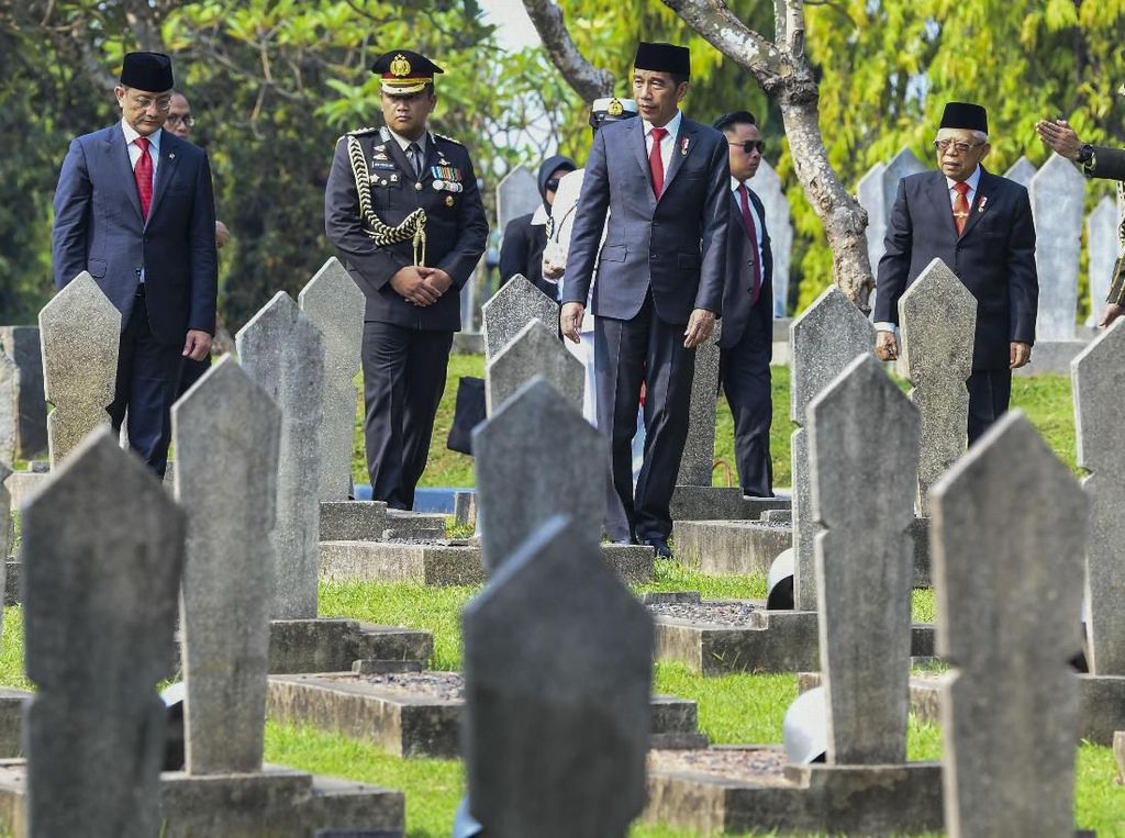 Jokowi di Antara Pusara Para Pahlawan Jokowi di Antara Pusara Para Pahlawan