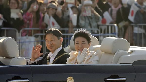 Momen Kaisar Jepang Sapa Warga dari Toyota Century