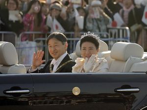 Momen Kaisar Jepang Sapa Warga dari Toyota Century