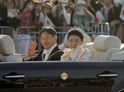 Momen Kaisar Jepang Sapa Warga dari Toyota Century