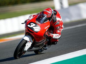 Aksi Pebalap 15 Tahun Indonesia di CEV Moto2 Valencia Aksi Pebalap 15 Tahun Indonesia di CEV Moto2 Valencia