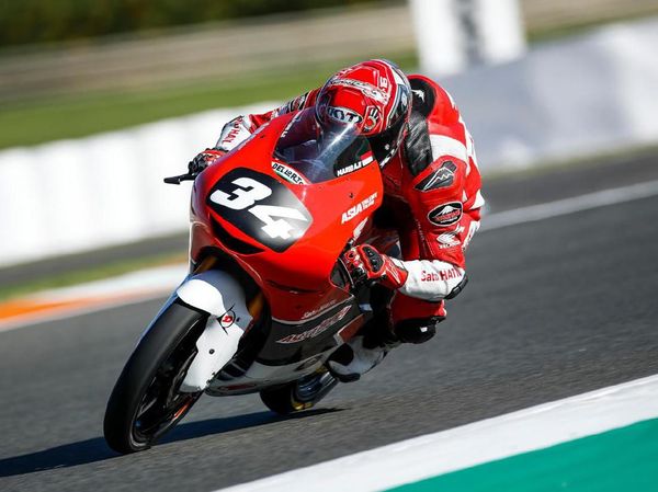 Aksi Pebalap 15 Tahun Indonesia di CEV Moto2 Valencia