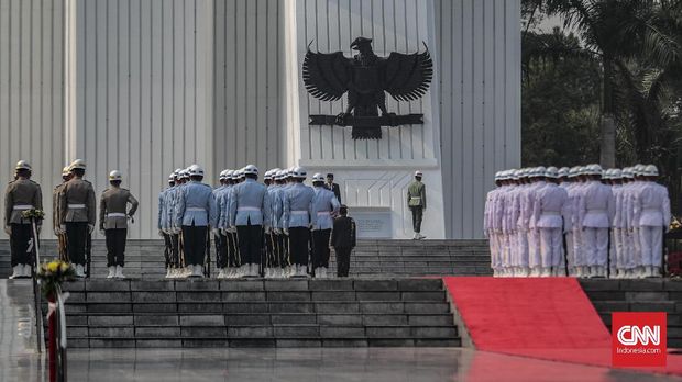 Presiden Joko Widodo bersama Wakil Presiden Ma'ruf Amin saat menghadiri Upacara Peringatan Hari Pahlawan di Taman Makam Pahlawan Kalibata, Jakarta, Minggu, 20 November 2019. CNN Indonesia/Bisma Septalisma