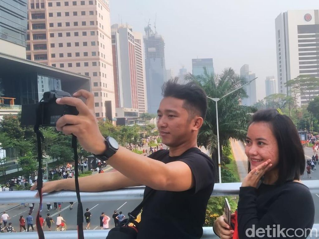 JPO Tanpa Atap di Sudirman Jadi Tempat Swafoto Warga Pagi Ini JPO Tanpa Atap di Sudirman Jadi Tempat Swafoto Warga Pagi Ini