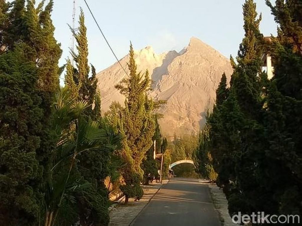 Merapi Cerah Hari ini, Warga Beraktivitas Seperti Biasa Merapi Cerah Hari ini, Warga Beraktivitas Seperti Biasa