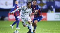 Madrid menguasai penuh jalannya laga. Dikutip dari Opta, mereka mencatatkan penguasaan bola sebesar 58 persen.