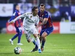 Madrid menguasai penuh jalannya laga. Dikutip dari Opta, mereka mencatatkan penguasaan bola sebesar 58 persen.