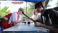 Intip Momen Seleb Korea Saat Cicip Nasi Padang hingga Kopi Joss