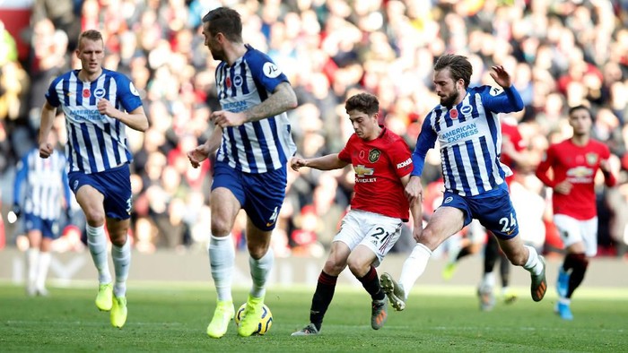 Soccer Football - Premier League - Manchester United v Brighton & Hove Albion - Old Trafford, Manchester, Britain - November 10, 2019  Manchester Uniteds Daniel James in action with Brighton and Hove Albions Davy Propper    REUTERS/Andrew Yates  EDITORIAL USE ONLY. No use with unauthorized audio, video, data, fixture lists, club/league logos or 