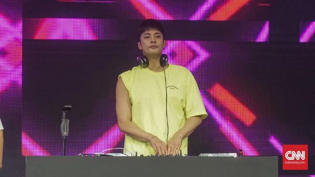 Pemenuhan Janji Sung Hoon 'Menggila' Bersama Fan di Jakarta