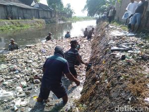 Penuh Sampah, Warga Gotong-royong Bersihkan Sungai Ledeng