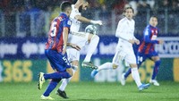 Tambahan tiga angka membawa Madrid ke puncak klasemen La Liga. Mereka kini mengumpulkan 25 angka unggul tiga poin dari Barcelona di urutan ketiga dan dua angka dari Real Sociedad yang menempati posisi runner-up.
