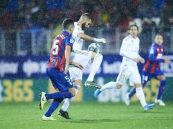 Tambahan tiga angka membawa Madrid ke puncak klasemen La Liga. Mereka kini mengumpulkan 25 angka unggul tiga poin dari Barcelona di urutan ketiga dan dua angka dari Real Sociedad yang menempati posisi runner-up.