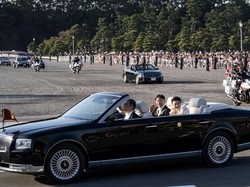 Naik Toyota Century Atap Terbuka, Kaisar Jepang Sapa Warga