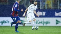 Gol Los Blancos diciptakan oleh Karim Benzema dua gol.