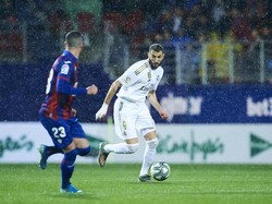 Gol Los Blancos diciptakan oleh Karim Benzema dua gol.