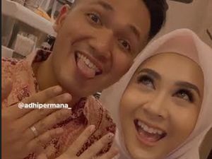 Berhijab, Kesha Ratuliu Resmi Dilamar Adhi Permana Berhijab, Kesha Ratuliu Resmi Dilamar Adhi Permana