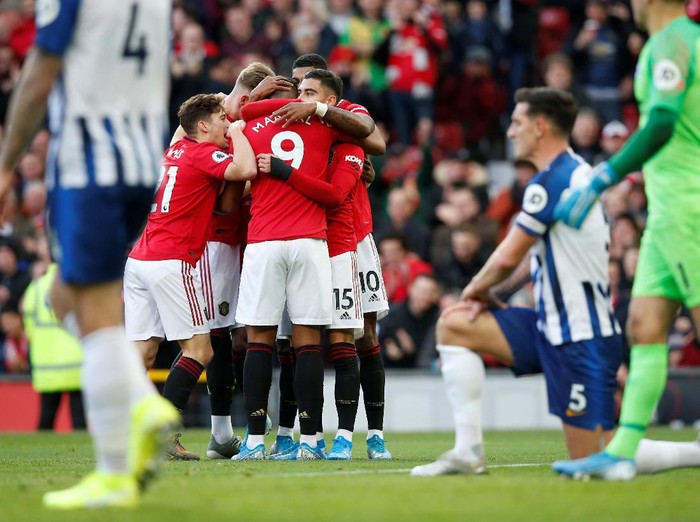 Soccer Football - Premier League - Manchester United v Brighton & Hove Albion - Old Trafford, Manchester, Britain - November 10, 2019  Manchester Uniteds Andreas Pereira celebrates scoring their first goal with teammates          REUTERS/Andrew Yates  EDITORIAL USE ONLY. No use with unauthorized audio, video, data, fixture lists, club/league logos or 
