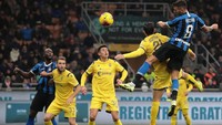 Matias Vecino berhasil menyamakan skor sebelum Nicolo Barella memastikan tiga poin untuk Inter.