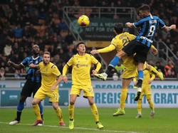 Matias Vecino berhasil menyamakan skor sebelum Nicolo Barella memastikan tiga poin untuk Inter.