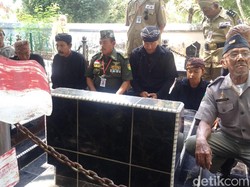 Sedulur Sikep Ziarah ke Makam Sosrokartono di Kudus