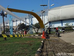 Warga Berolahraga di SOR Arcamanik Dilarang Dekati Reruntuhan Stadion