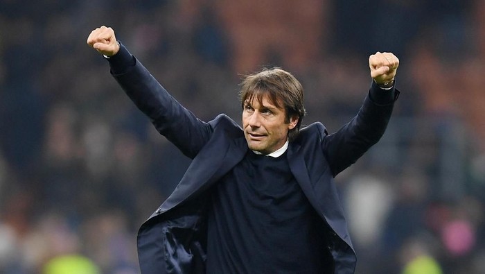 Soccer Football - Serie A - Inter Milan v Hellas Verona - San Siro, Milan, Italy - November 9, 2019  Inter Milan coach Antonio Conte celebrates at the end of the match   REUTERS/Daniele Mascolo