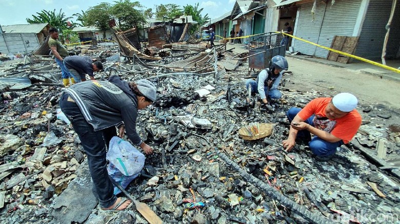 Pedagang Pasar Pelita Sukabumi Pungut Barang Tersisa di Area Kebakaran Pedagang Pasar Pelita Sukabumi Pungut Barang Tersisa di Area Kebakaran