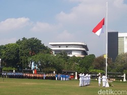 Upacara Hari Pahlawan di Surabaya Berlangsung Khidmat, Ini Pesan Khofifah