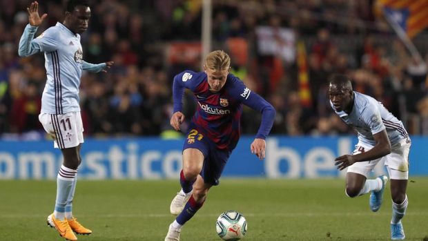 Gelandang Barcelona Frenkie de Jong diadang dua pemain Celta Vigo.
