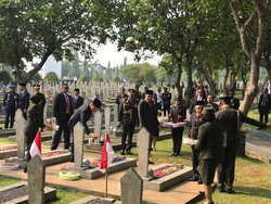 Usai Upacara, Jokowi-Maruf Tabur Bunga Hari Pahlawan