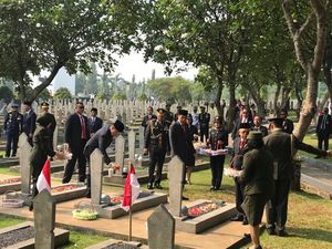 Usai Upacara, Jokowi-Maruf Tabur Bunga Hari Pahlawan Usai Upacara, Jokowi-Maruf Tabur Bunga Hari Pahlawan