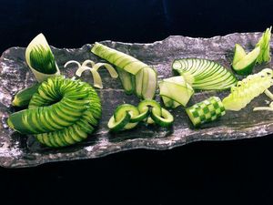 Cantik! Buah dan Sayur Ini Diukir Pakai Pisau Koki Profesional