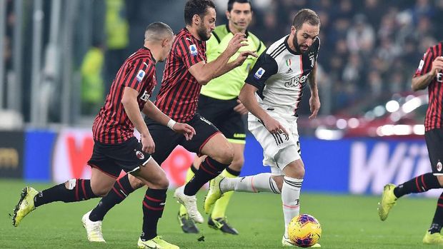 Juventus vs AC Milan Juventus' Gonzalo Higuain,centre right, controls the ball, during the Serie A soccer match between Juventus FC and AC Milan at Allianz stadium in Turin, Italy, Sunday, Nov. 10, 2019. (Alessandro Di Marco/ ANSA via AP)