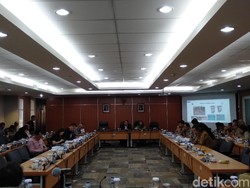 DPRD DKI Heran Rencana Anies Tata PKL Tak Ada di Program Revitalisasi Trotoar
