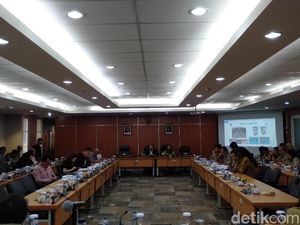 DPRD DKI Pertanyakan Anggaran Trotoar Capai Rp 1,2 Triliun DPRD DKI Pertanyakan Anggaran Trotoar Capai Rp 1,2 Triliun