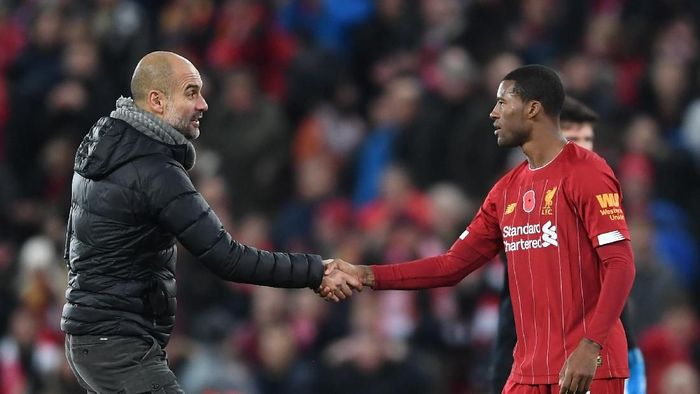 Josep Guardiola menyalami beberapa pemain Liverpool usai laga tuntas (Laurence Griffiths/Getty Images)