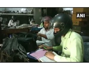 Unik, Karyawan Ini Pakai Helm Motor Selama Bekerja