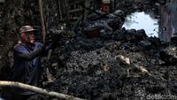 Pasukan Biru Nyemplung ke Got Hitam untuk Bersihkan Lumpur