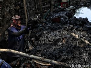 Pasukan Biru Nyemplung ke Got Hitam untuk Bersihkan Lumpur