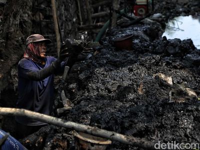 Pasukan Biru Nyemplung ke Got Hitam untuk Bersihkan Lumpur
