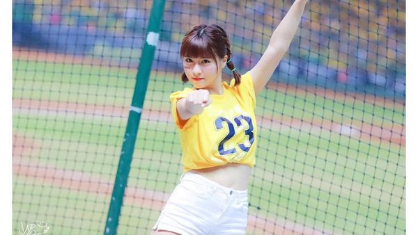 Kepincut Pesona Cheerleader Cantik yang Viral Dijuluki Bidadari Stadion