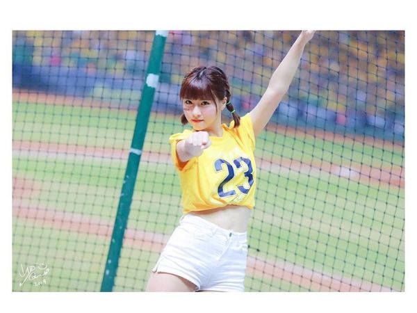 Kepincut Pesona Cheerleader Cantik yang Viral Dijuluki Bidadari Stadion