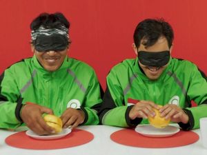 Cicip Makanan dengan Mata Ditutup, Begini Reaksi Kocak Driver Gojek