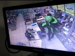 Terekam CCTV, Pria Berjaket Ojol Rampok Minimarket di Ciledug Diburu Polisi